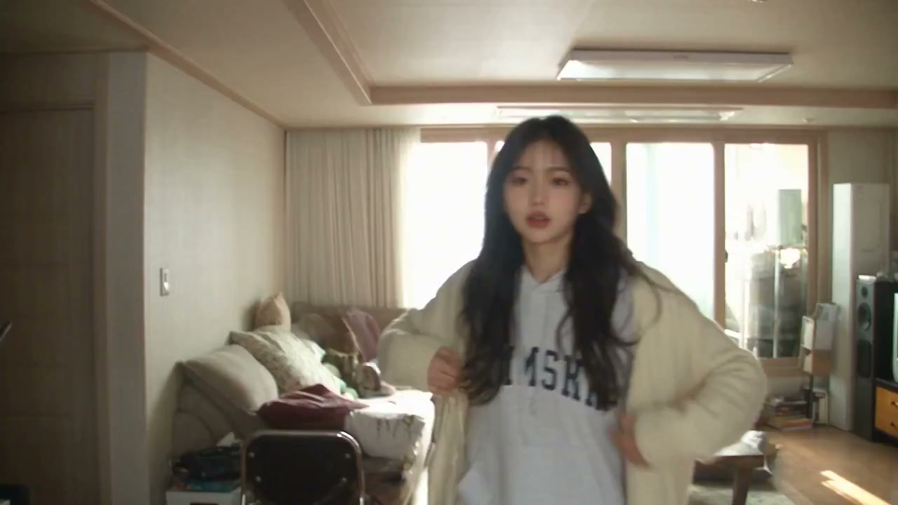 Porträt einer jungen Koreanerin im Stil der frühen 2000er Jahre auf MiniDV